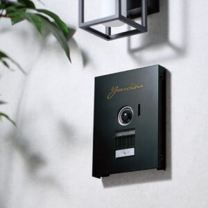 インターホンを覆うように設置するカバー型の表札。｜インターホンサイン プラス｜スタイリッシュなブラック