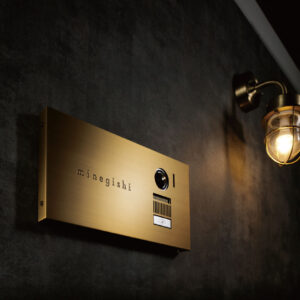 インターホンを覆うように設置するカバー型の表札。｜インターホンサイン プラス｜おしゃれな真鍮製