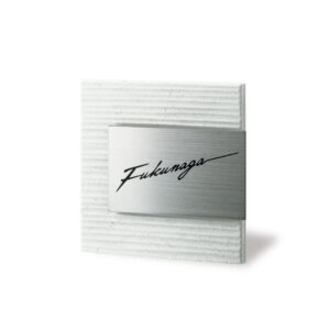 耐候性の高いチタンとタイルを組み合わせた定番デザインのサビない表札｜チタン｜タイル｜レナータ｜TRE-302