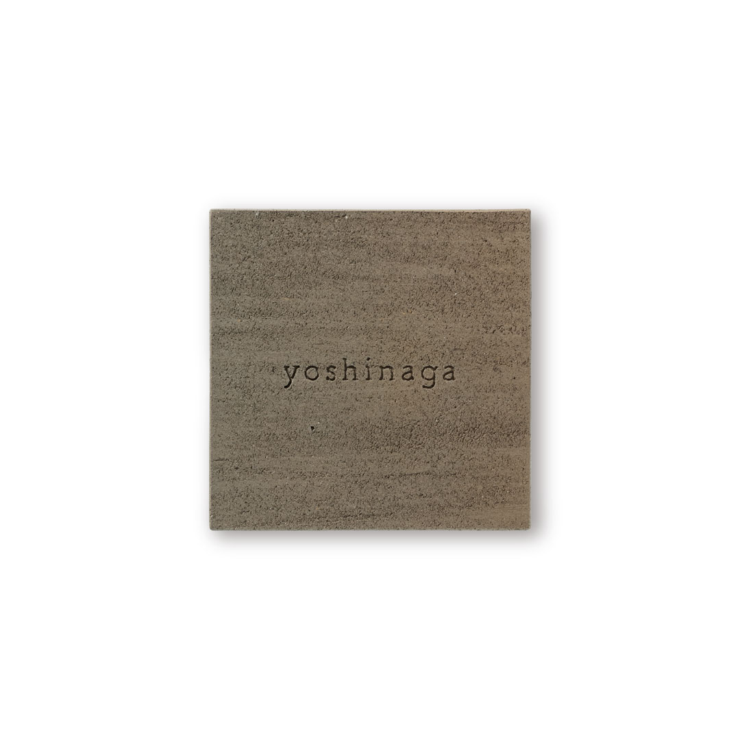 伝統素材「瓦」を使った、現代的なデザインのおしゃれな表札。｜陶磁器｜瓦｜TAW-2